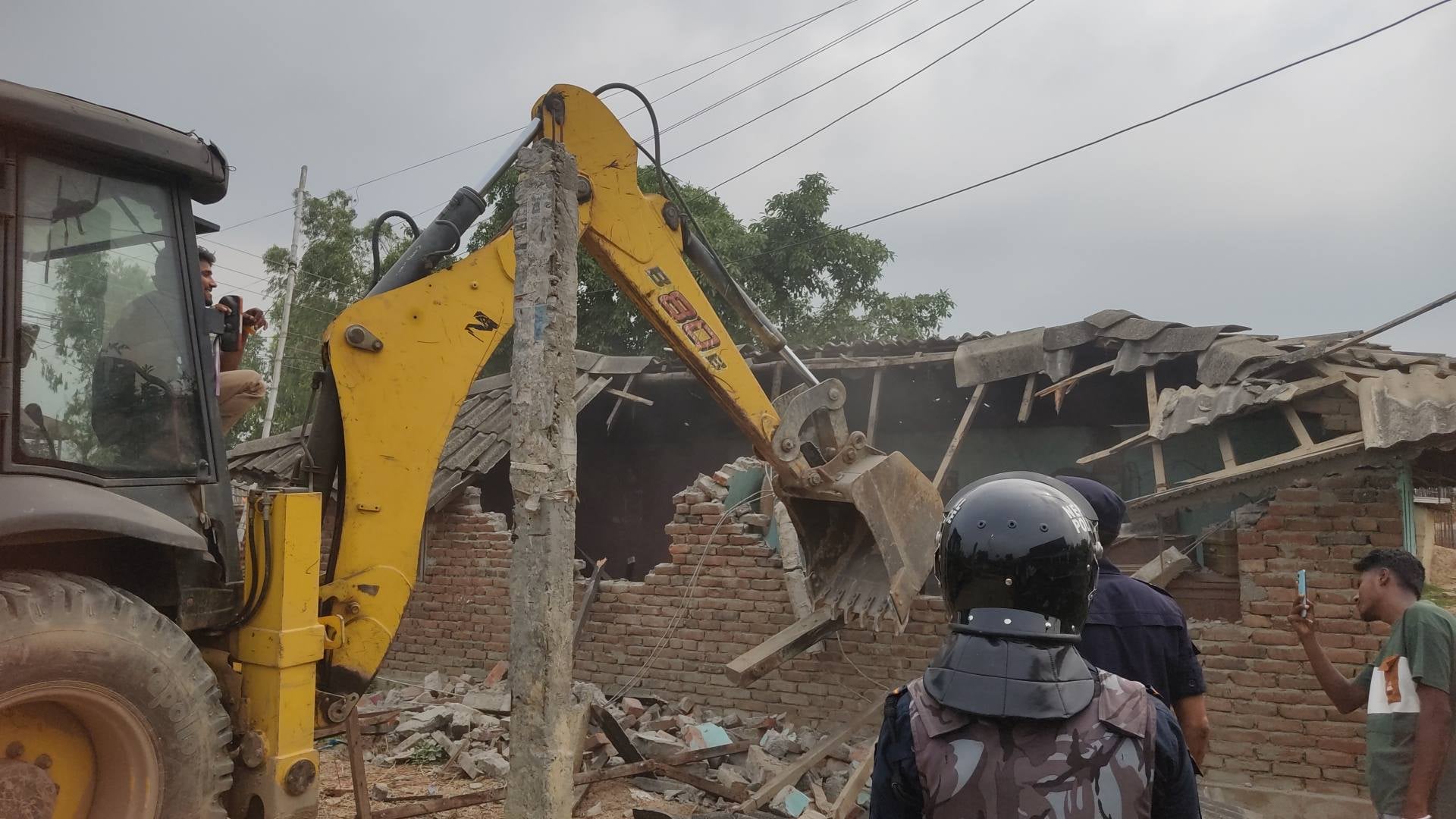 सार्वजनिक जमिनपर बनएले घरपर वृन्दावन नगरपालिका चलएले हए डोजर, अन्य पालिकामे भी फैलल त्रास