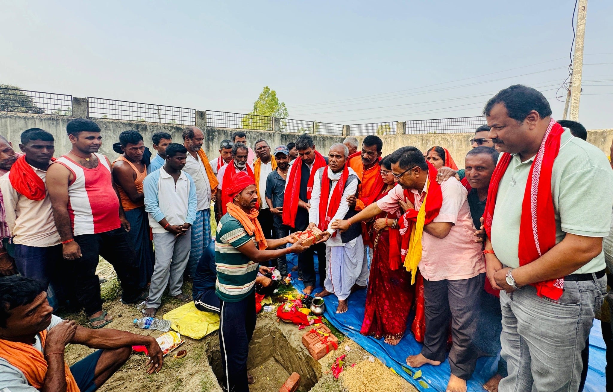 मौलापुरमे नगर प्रमुख रिनाकुमारी साह कएले छत ब्रह्मबाबा मन्दिरके शिलान्यास