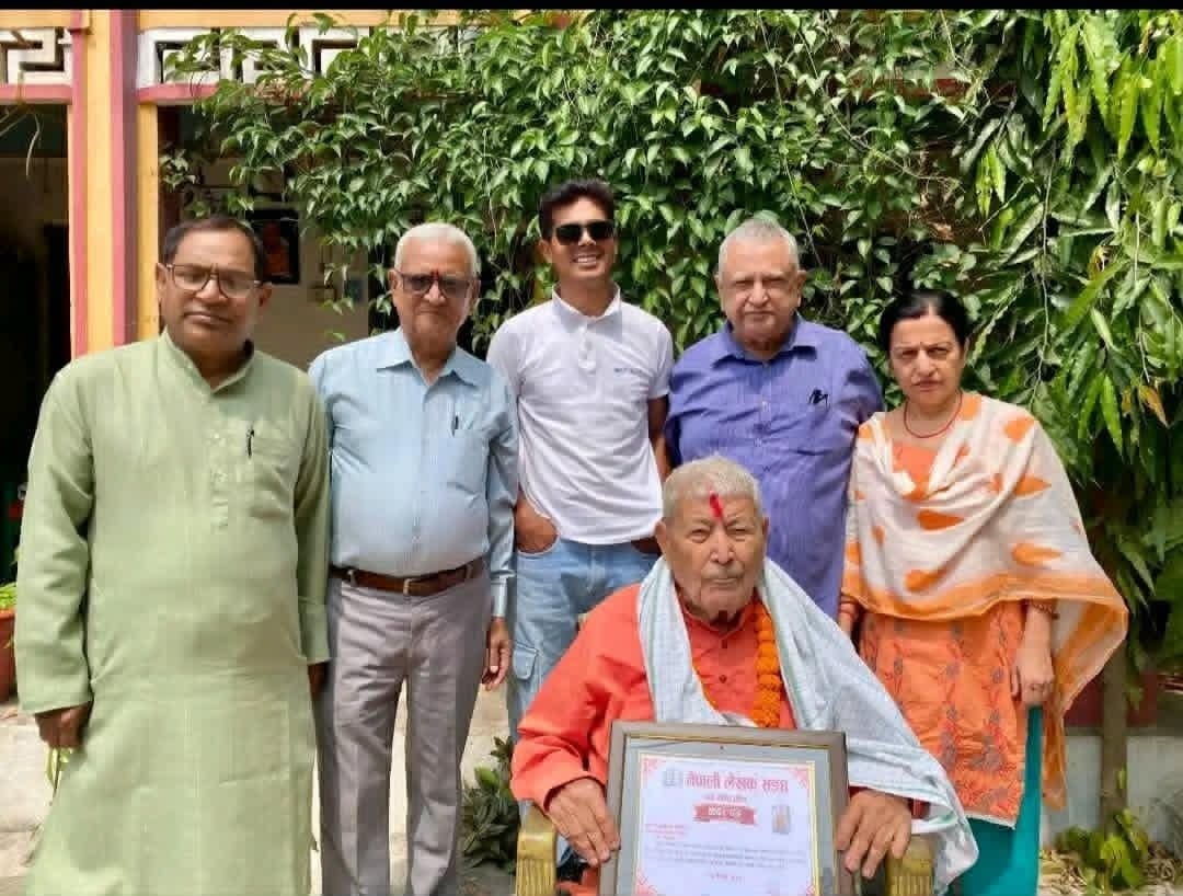 लेखक दिवसके अवसरपर पर्सामे साहित्यकार माधवप्रसाद गौतम सम्मानित